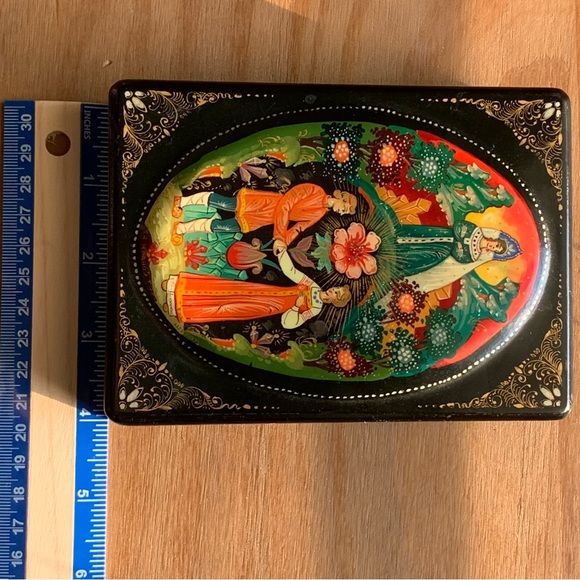 Vintage Russian Lacquered Box - Picture 9 of 14